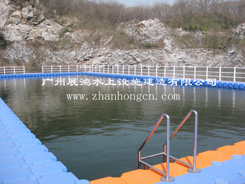 水上漂浮泳池